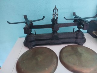 Balanza antigua de latón y hierro