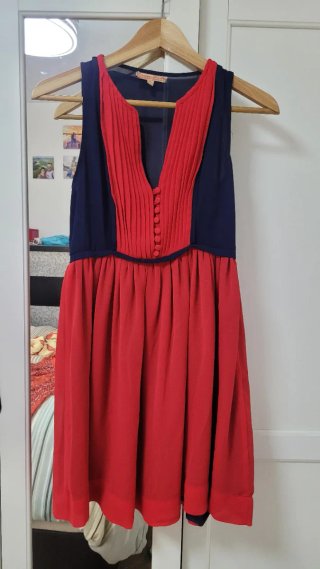 Vestido de gasa amarillo con flores rojas