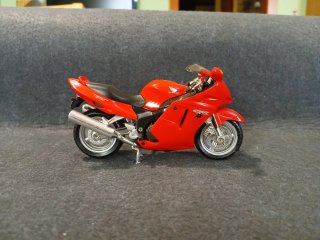 Moto a escala 1/18 Roja