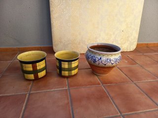 3 Maceteros .uno de los pequeño está rajado