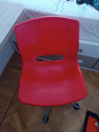 Silla de escritorio SNILLE IKEA roja