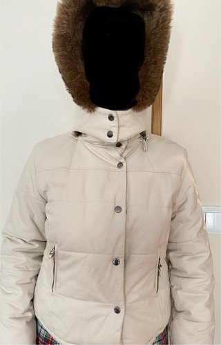Cazadora beige con capucha y pelo