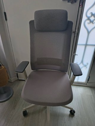 Silla de oficina ergonómica gris