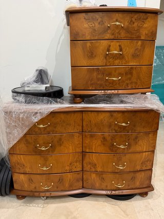 Mesita de noche y cómoda de madera vintage