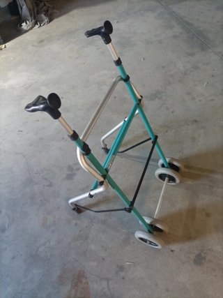 Andador para anciano con ruedas