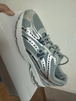 Zapatillas deportivas grises y plateadas