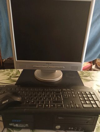 PC Sobremesa Acer con Monitor y Periféricos