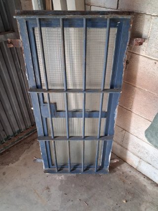 Ventana con rejas de metal