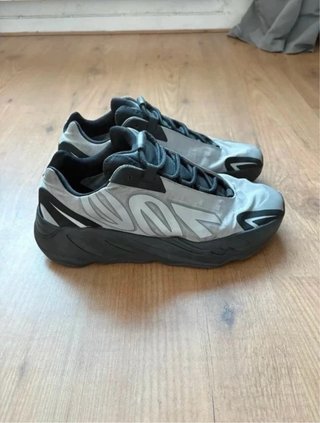 Adidas Yeezy 700 MNVN