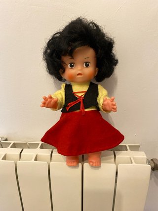 Muñeca con pelo negro y vestido rojo