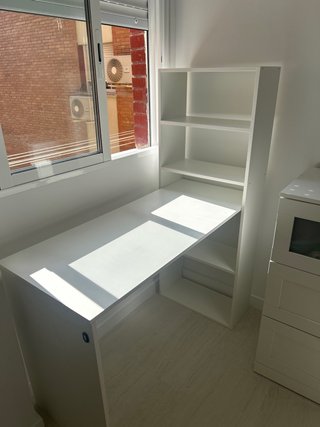 Escritorio blanco con repisa