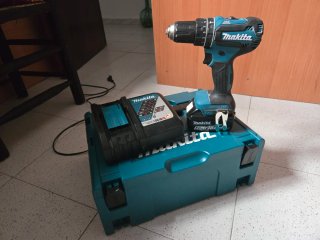 Atornillador percutor Makita + Batería y Cargador