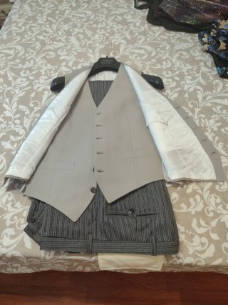 Chaqué hombre gris y blanco