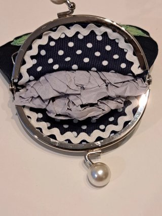 Monedero boquilla con flor y perlas