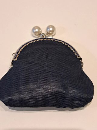 Monedero boquilla con flor y perlas