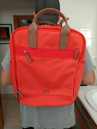 Mochila Roja con Detalles en Marrón