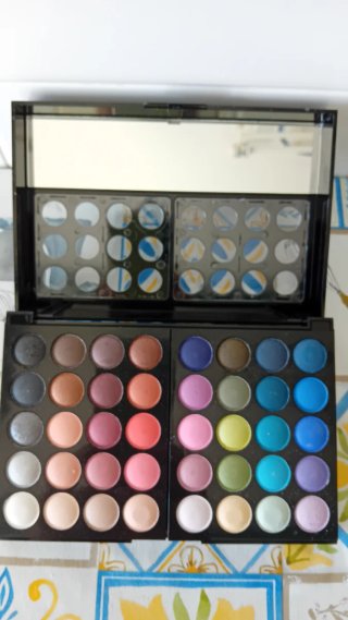 Estuche de Maquillaje con Sombras