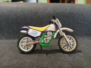 Moto 1/18 Morada y Amarilla