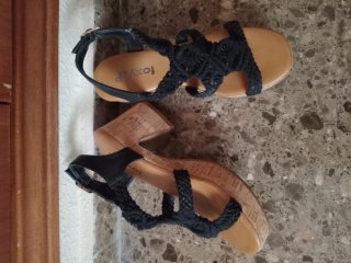 Sandalias con tacón y plataforma negras.