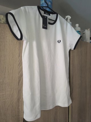 T-shirt Fred Perry branca com gola preta