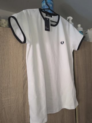 T-shirt Fred Perry branca com gola preta