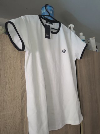 T-shirt Fred Perry branca com gola preta