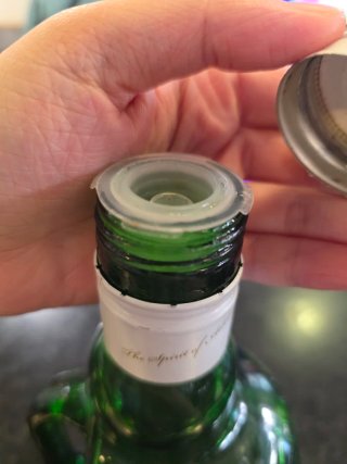 Botella de vidrio verde con asa