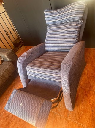 Sillón reclinable de tela a rayas