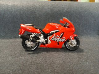 Moto Kawasaki Ninja 1/18 Roja