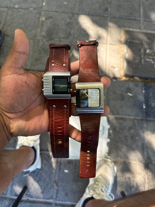 Relojes de pulsera marrones y plateados