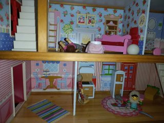 Casita de muñecas KidKraft.. hay más accesorios