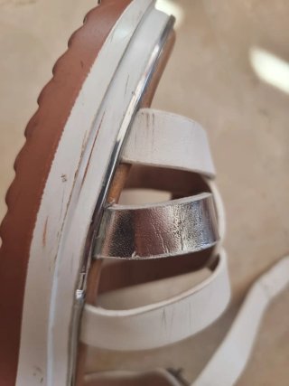 Sandalias blancas y plateadas