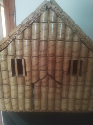 Casita artesanal hecha con tapones de corcho