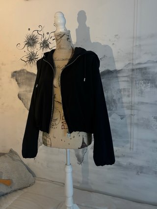 Chaqueta negra con cremallera