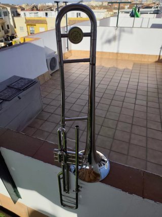 Trombón de pistones en DO.