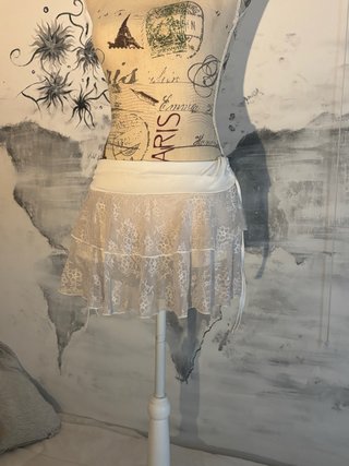 Falda blanca volantes encaje