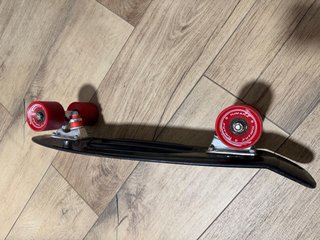 Skate tipo Penny negro y rojo