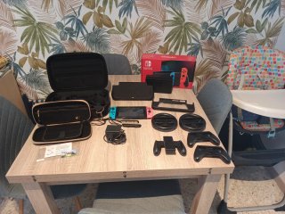 Nintendo Switch con caja y accesorios