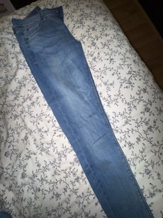 Vaqueros pitillo Pull & Bear, 38-40