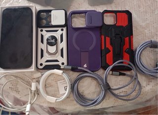 iPhone 14 Pro con accesorios