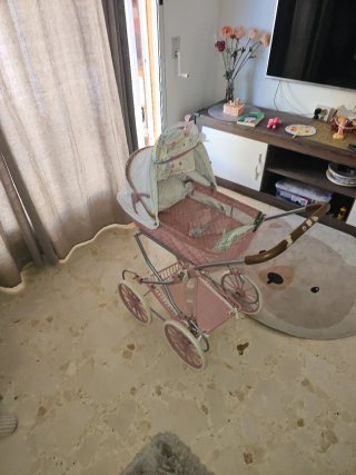 Carrito de muñecas rosa casi nuevo