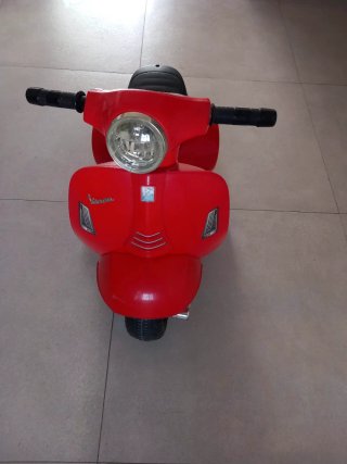 Vespa a batería roja para niños