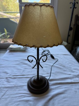 Lámpara de mesa beige y marrón