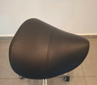 Taburete tipo pony ergonómico