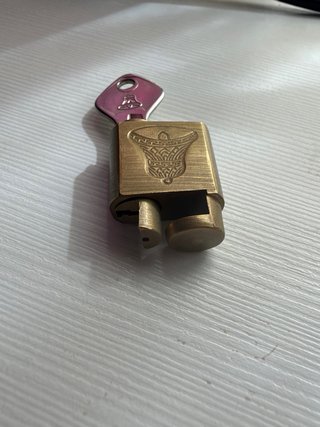 Antiguo bloqueo para teléfono de disco en latón