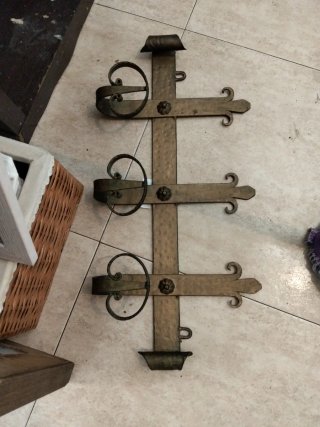 Perchero de pared de metal antiguo