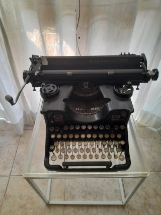 Máquina de escribir Hispano Olivetti M40