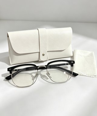 Gafas de pasta negras y plateadas