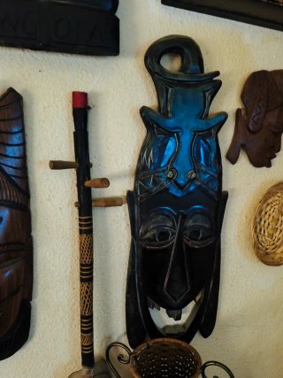 Coleção de 13 diversas máscaras e estatuetas afric