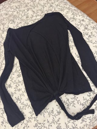 Jersey negro con abertura trasera